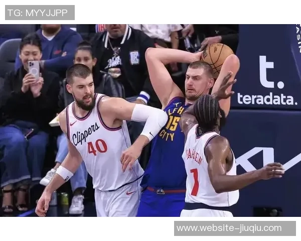 快船在关键时刻被掘金逆转赛季悬念再度升级引发热议 快船在关键时刻被掘金逆转赛季悬念再度升级引发热议